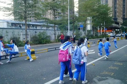 对于小学生放学躺校门口等家长一事,学生这种行为可取吗?