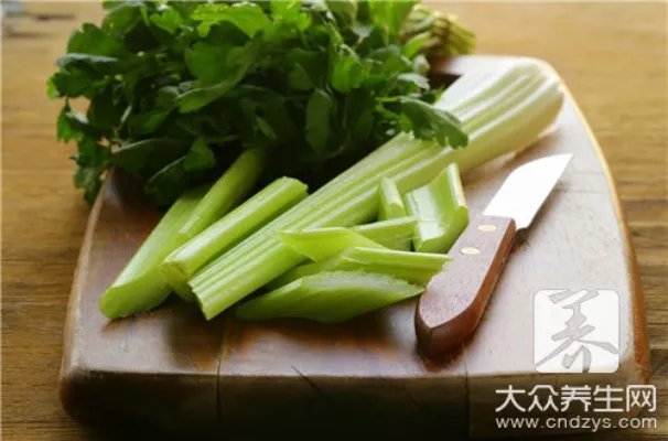 芹菜素炒怎样做好吃