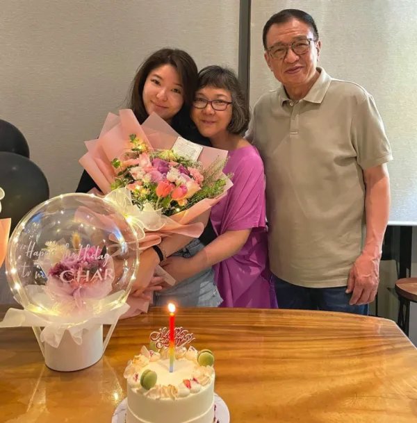 许绍雄宣布女儿订婚，24岁爱女被男友跪地求婚，他们之间是如何相识的？