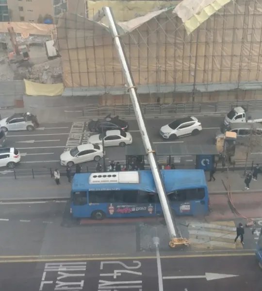 韩国首尔塔吊倒塌砸中公交车有人死伤吗?