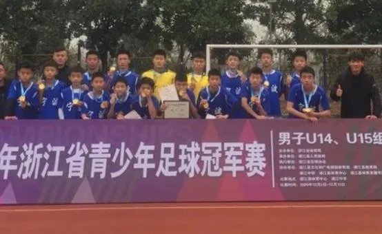 飞踹球员被处罚停赛一年，并集体致歉，你觉得这种道歉诚恳吗？