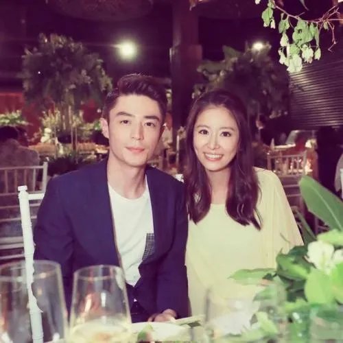曝霍建华林心如喝交杯酒举止甜蜜引发热议，他们这是在摆拍吗？