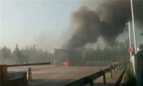 着火罐车进收费站求救 车子着火由谁负责赔偿