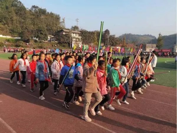 调查发现中小学生的劳动教育脱离了日常,中小学生劳动教育该如何实现呢?