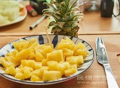 菠萝为什么要用盐水泡一下