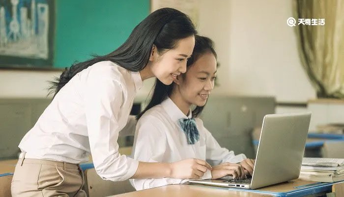 交头接耳这个成语出自哪部作品
