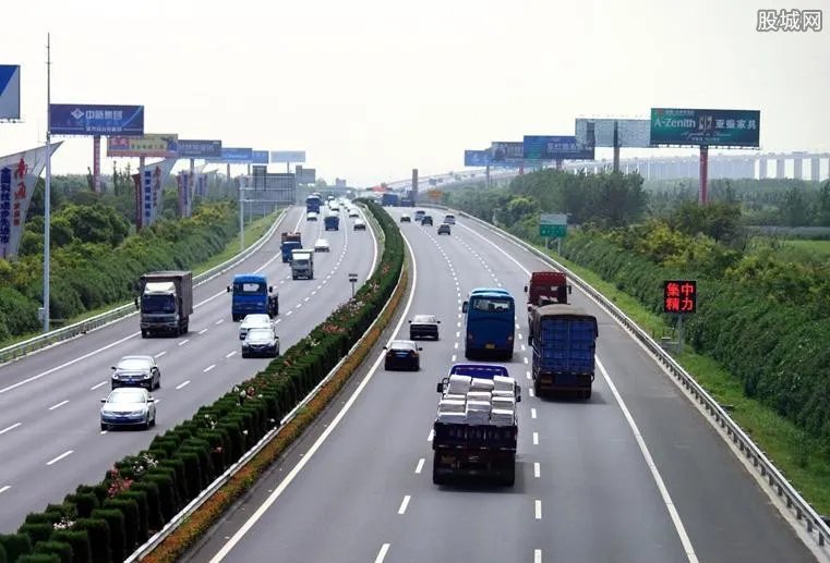 大兴机场公路贯通 首次四座跨铁路桥梁同时转体
