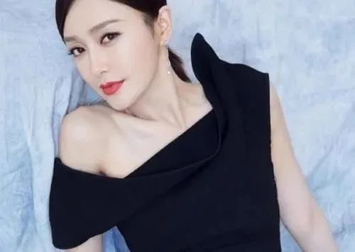 秦岚生图太美了，她是如何让自己保持这么好的状态的？