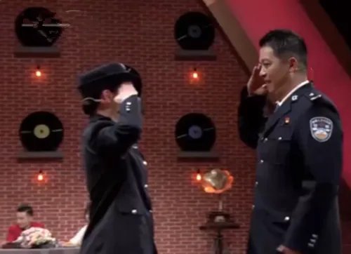 23年前洪水中抱树女孩成为警察,她为何会选择当一名人民警察?