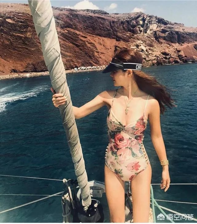 花色连衣裙现在还是否流行?现在的流行趋势是什么?