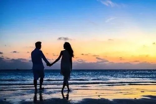 女子穿睡衣蹦迪老公用车灯打光，这样的夫妻关系你羡慕吗？