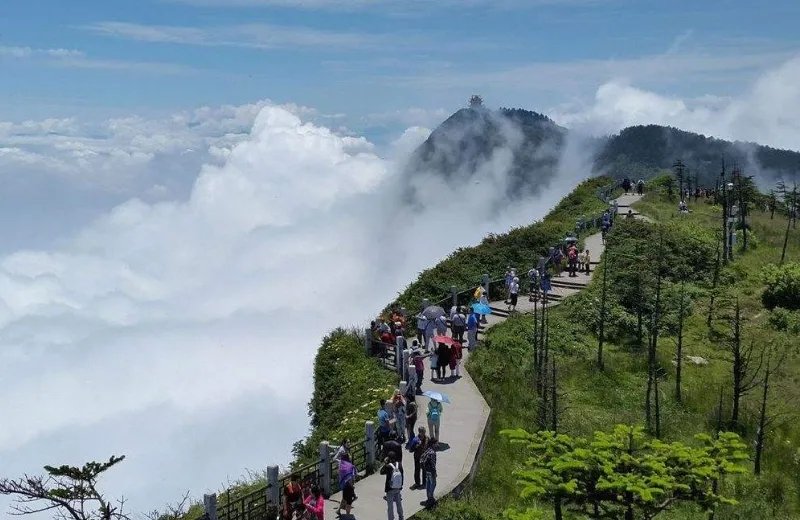 峨眉山蜘蛛侠90度崖壁捡垃圾,这么做会存在危险吗?