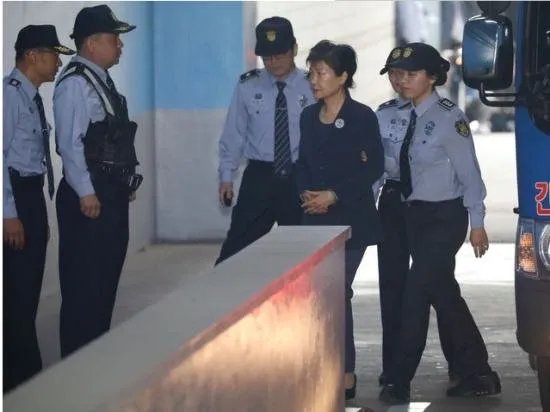 韩民众送囚衣给李明博，李明博做过什么引起民愤的事情？