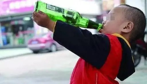 爸爸锻炼儿子酒量是什么情况:儿子多大了具体内容详情