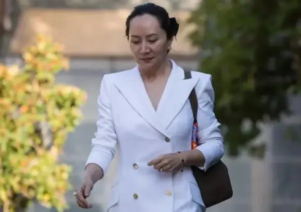 孟晚舟含泪与人群合唱“歌唱祖国”,民众用这首歌表达了怎样的情感?