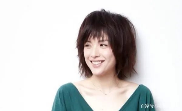 靳东43岁妻子晒近照已有白发,她在生活中有多简朴?