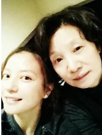 赵薇晒亲妈美照和赵薇像?