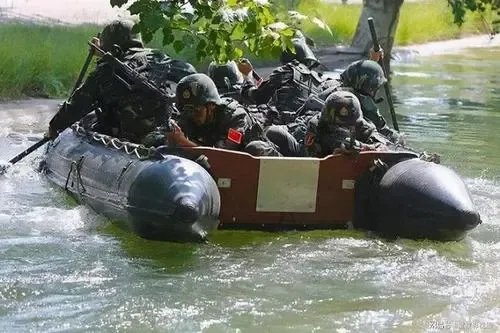特种兵用刀削去手上老茧继续训练,特种兵平时的训练究竟有多刻苦?