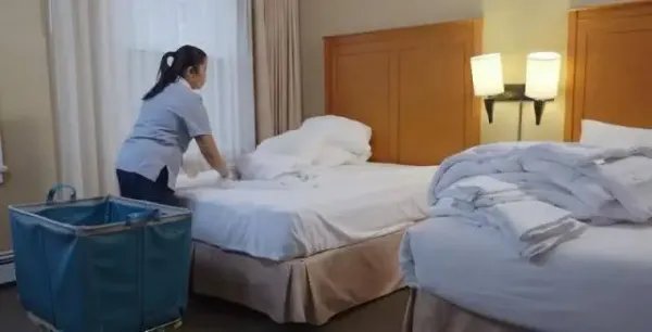 浙江台州: 保洁在打扫房间时顺便帮警方抓了嫌犯,她在打扫时发现了什么?