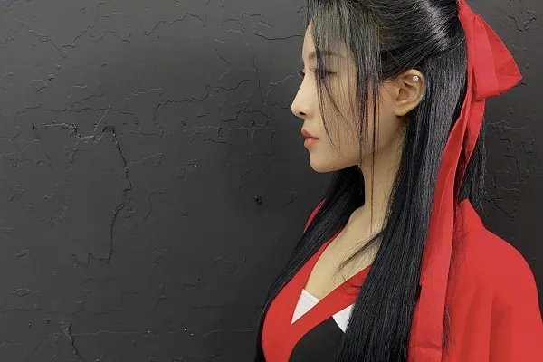 喻言被男子搂背,喻言对此事是何态度?