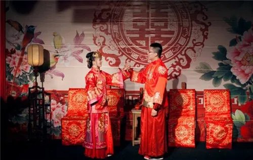 中式婚礼主持人可以穿西装吗 中式婚礼有哪些特点