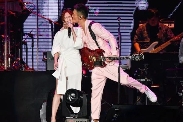 杨丞琳晒李荣浩求婚视频,明星的求婚有多真实和幸福?