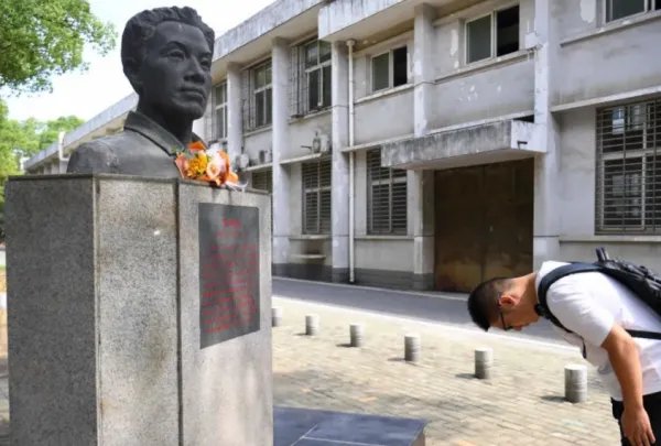 父亲因公殉职,儿子考入父亲母校!其子为何选择这所学校?