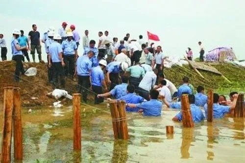 长江发生江堤坍塌一片哗然 绝处逢生的村民该何去何从?