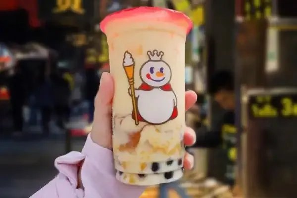 女子称蜜雪冰城中喝出活苍蝇乱爬，商家喊冤！这类事件为何频发？