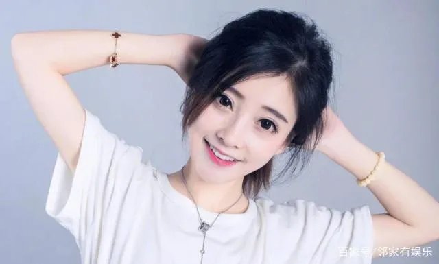 冯提莫为啥上节目再也不穿短裤了?她到底经历了什么?