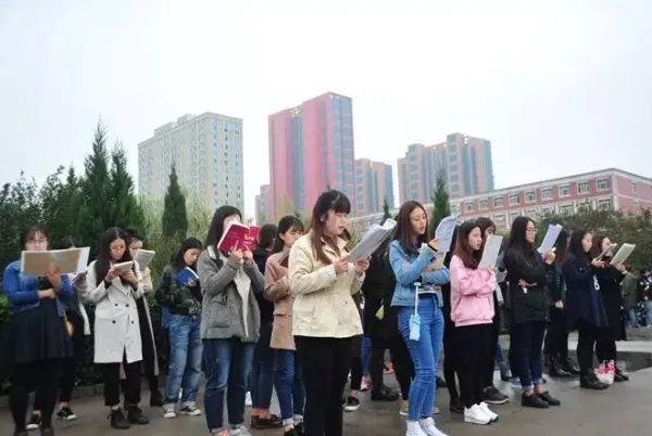 河北外国语学院一女生坐窗台大喊“学校配不上我”，校方对此是如何回应的？