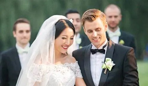 单位领导婚礼致辞怎么说  员工结婚领导讲话稿