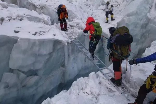 中国登山队首次登上珠穆朗玛峰