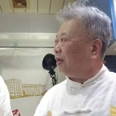 火了!76岁国宴大厨挑战AI数字人,这是一档什么节目?