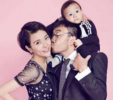 杨乐乐晒汪涵合影秀恩爱  一家三口全家福曝光