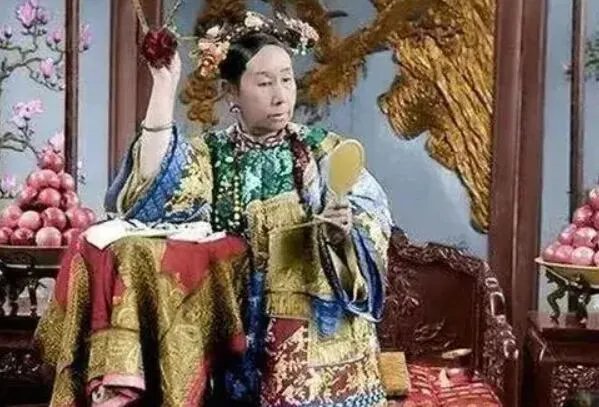 慈禧太后十八岁照片还原：真实的慈禧年轻图片复原(很漂亮)