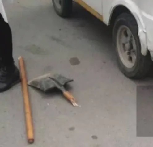 男子乱扔东西被阻止持棒暴打环卫工是怎么回事?