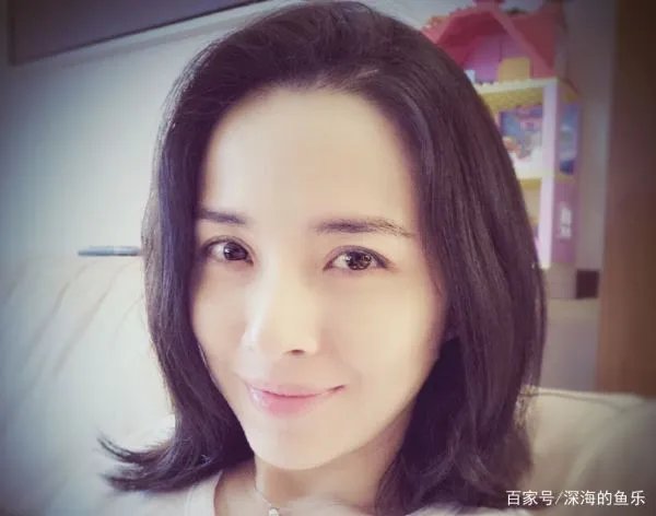 靳东43岁妻子晒近照已有白发,她在生活中有多简朴?