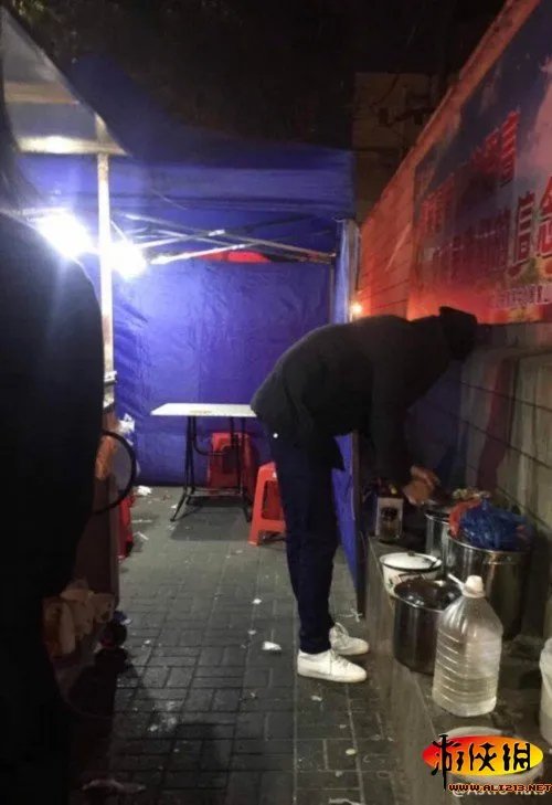 炒年糕小哥走红!网友感慨这终究还是个看脸的世界啊