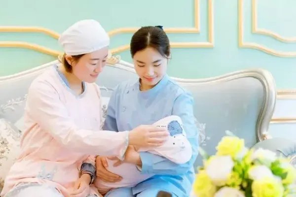 家属叫不出产妇全名，护士拒给娃，太尽责还是太没人性？