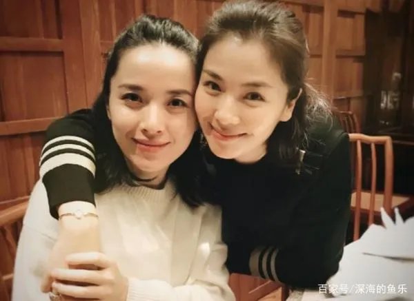 靳东43岁妻子晒近照已有白发,她在生活中有多简朴?