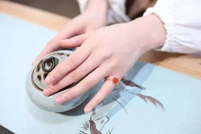 小指戴戒指是什么意思 已婚妇女戴戒指的讲究