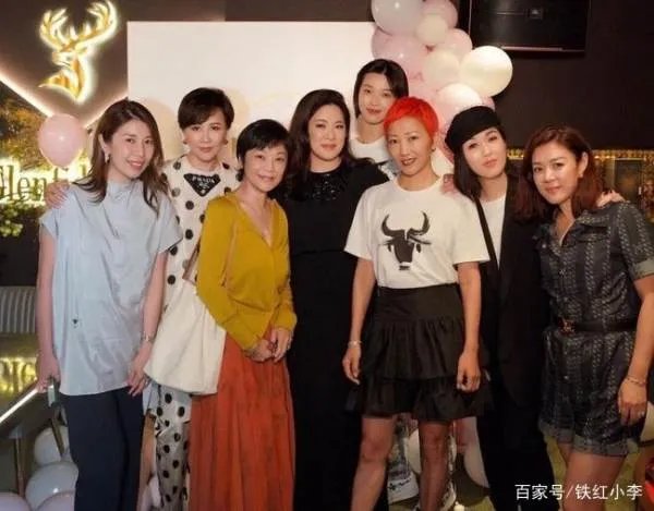 刘嘉玲参加富婆聚会,穿的年轻漂亮,现实中的她是什么样子的?
