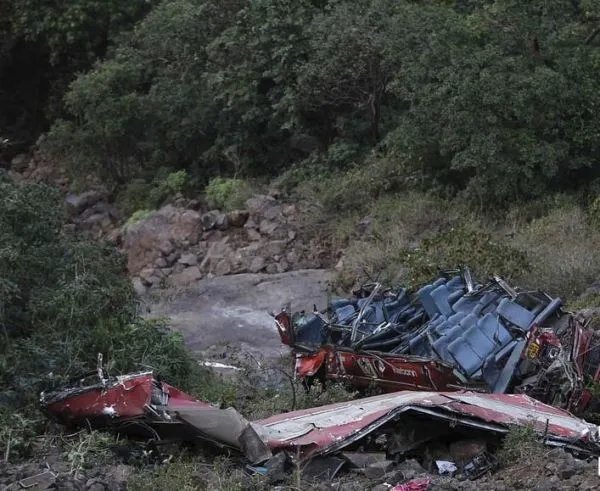 印度大巴冲出公路护栏致5人死亡了吗？