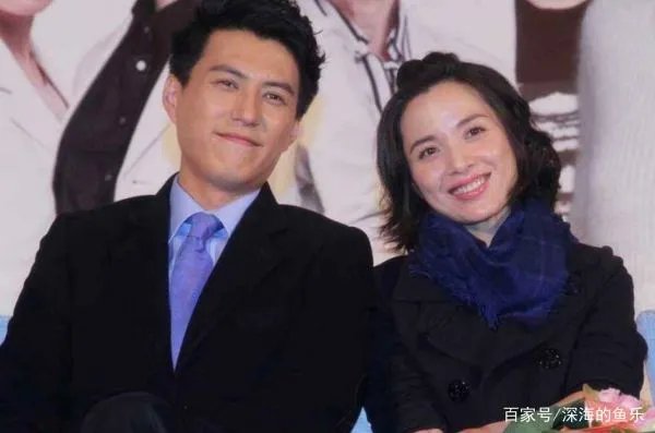 靳东43岁妻子晒近照已有白发,她在生活中有多简朴?