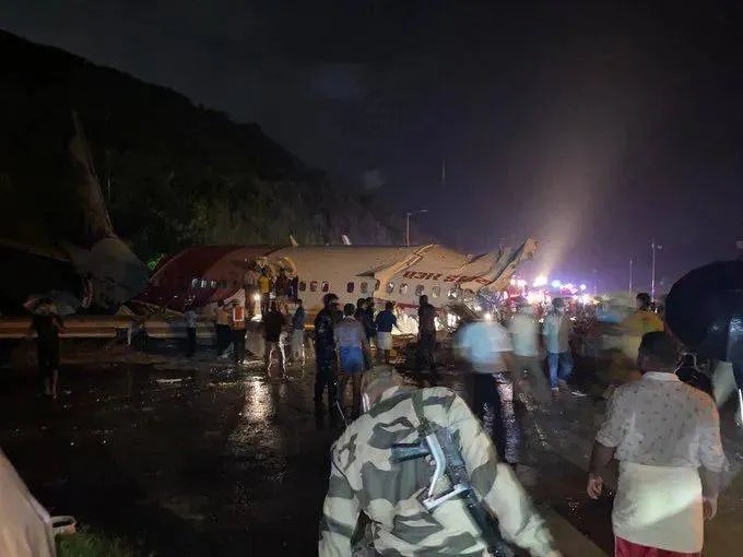 印度客机冲出跑道已致17人死亡，具体是什么情况？