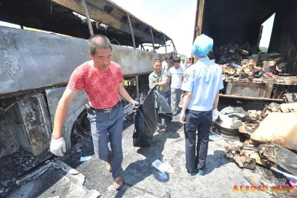 湖南发生严重车祸 货车大巴相撞爆炸仅4人逃出