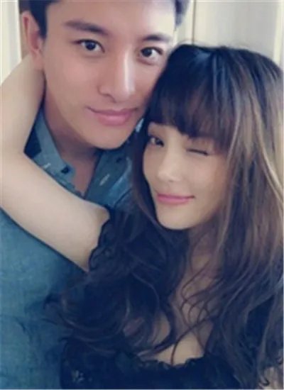 贾乃亮一家拜年照片打扮喜气 逗比男神亮亮面对粉丝下跪