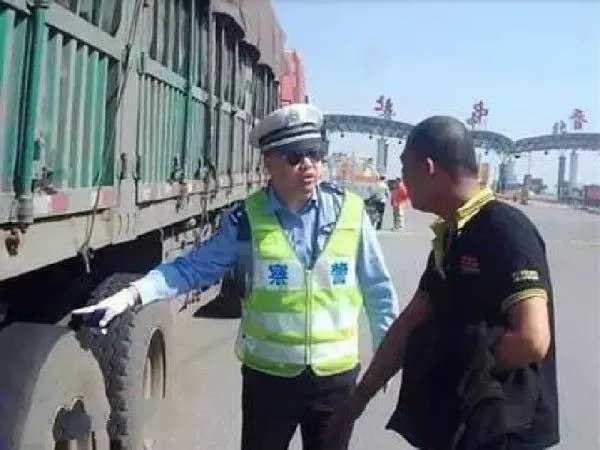 广东碰瓷团用黄鳝血充人血专人演交警是真的吗?