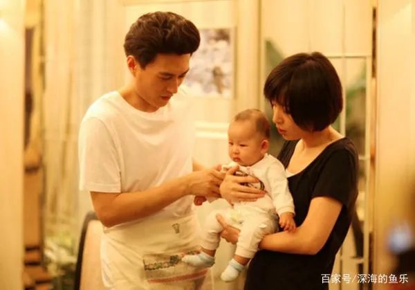 靳东43岁妻子晒近照已有白发,她在生活中有多简朴?